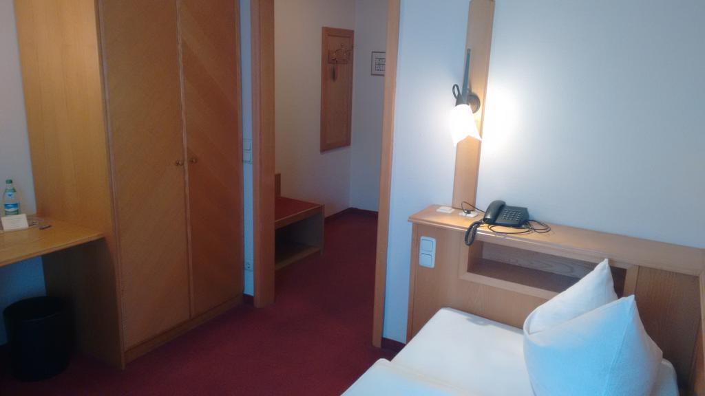 Altstadt- Und Businesshotel Pfaubraeu - Brauereigasthof - Fruehstuecksbuffet - Kostenfreie Radgarage - Hunde Willkommen Trostberg an der Alz Exterior photo