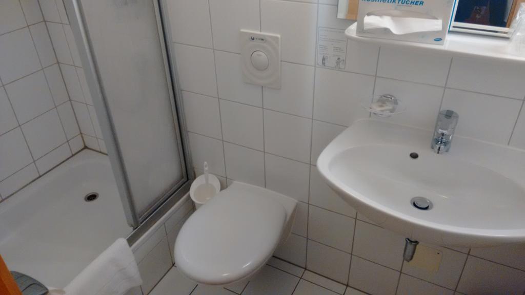 Altstadt- Und Businesshotel Pfaubraeu - Brauereigasthof - Fruehstuecksbuffet - Kostenfreie Radgarage - Hunde Willkommen Trostberg an der Alz Exterior photo